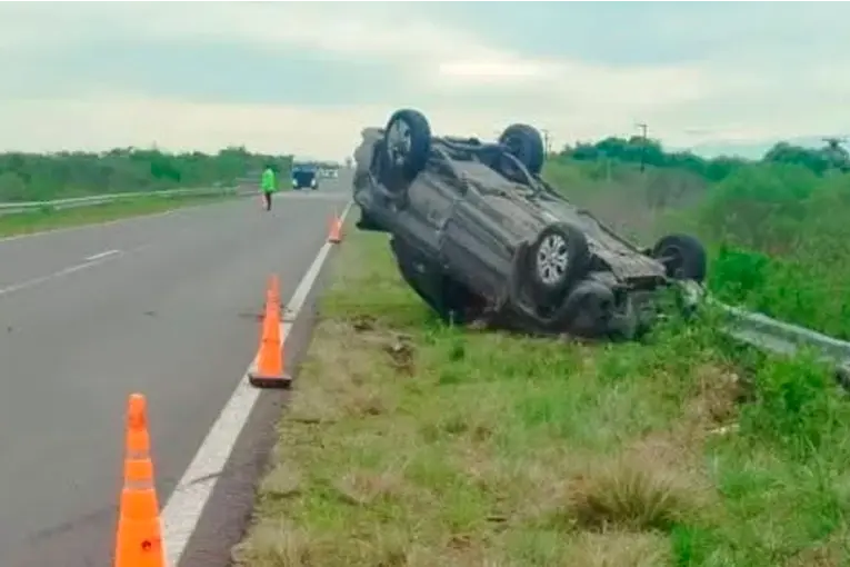 Un hombre de 81 años fue hospitalizado tras un choque y vuelco en la Ruta 127
