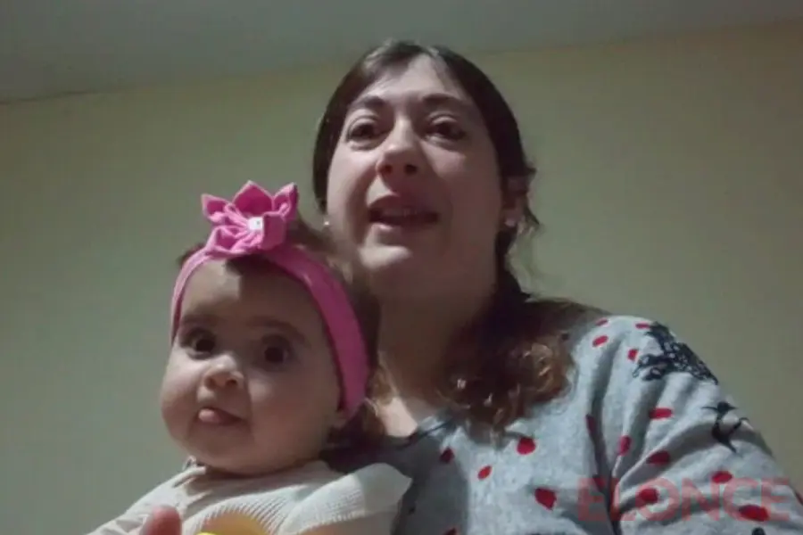 Emma, junto a su mam&aacute; (archivo Elonce)