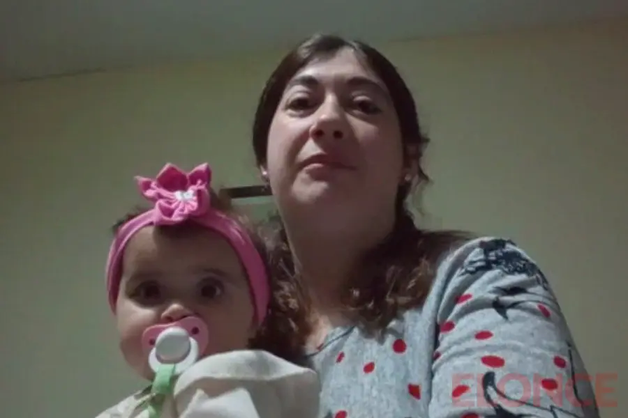 Emma, junto a su mam&aacute;, tras el alta ambulatoria (foto Elonce)