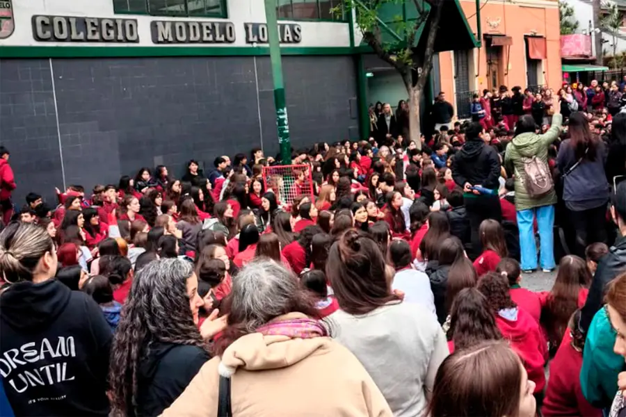 La protesta en el Colegio - Foto: La Naci&oacute;n