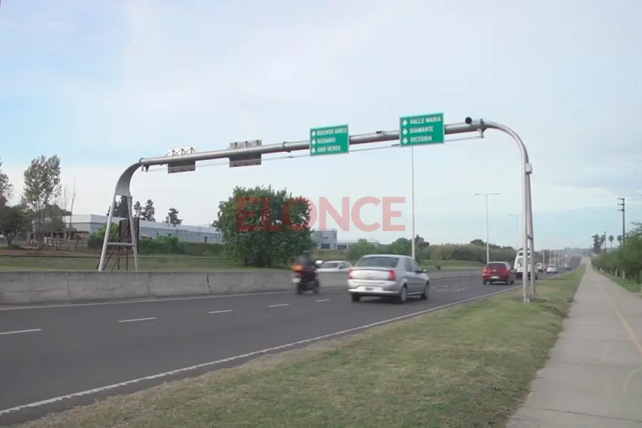Fotomultas sobre Ruta 11, en el acceso a Oro Verde (foto Elonce)