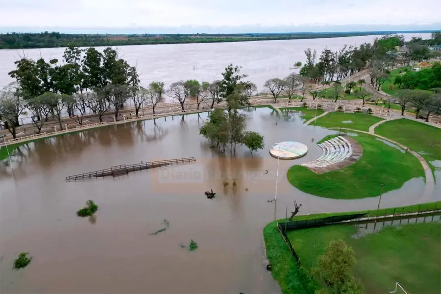 El agua del r&iacute;o Uruguay ya cubre el anfiteatro y gran parte del Parque Mitre (fuente Diario R&iacute;o Uruguay)