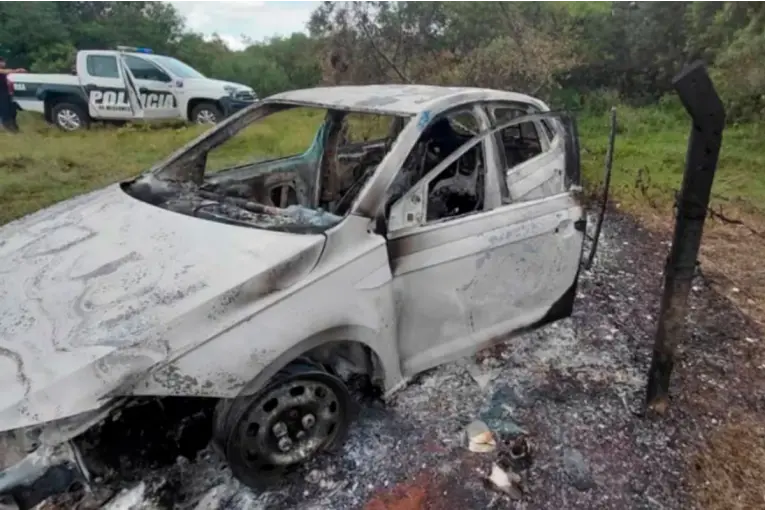 Hallan cuerpo calcinado en vehículo cerca del aeropuerto de Posadas