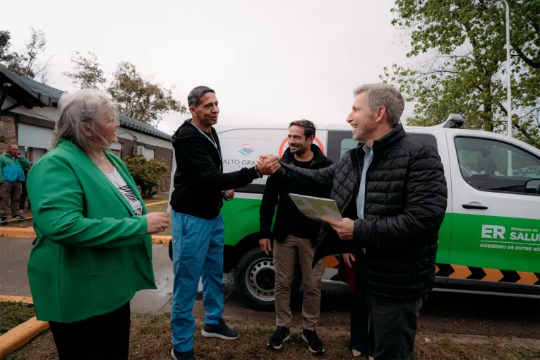 Frigerio entregó ambulancias y vehículos en Ibicuy y Villa Paranacito