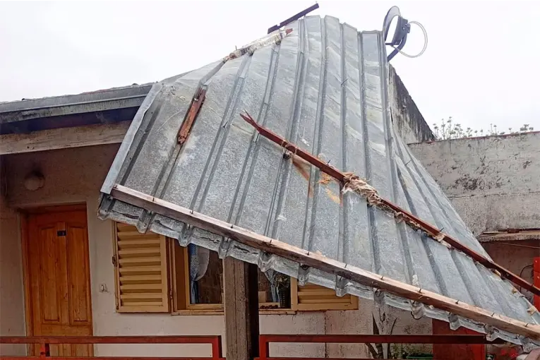 Concepción del Uruguay: Bomberos rescataron a una mujer atrapada en su hogar tras un fuerte temporal