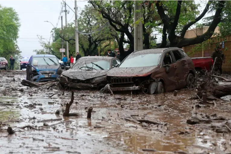 Impactantes imágenes de un aluvión en Chile: el agua arrastró vehículos y volcó un colectivo en Santiago