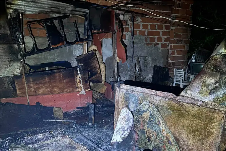 Incendio destruyó tres viviendas en Anacleto Medina Sur y piden ayuda para las familias que perdieron todo
