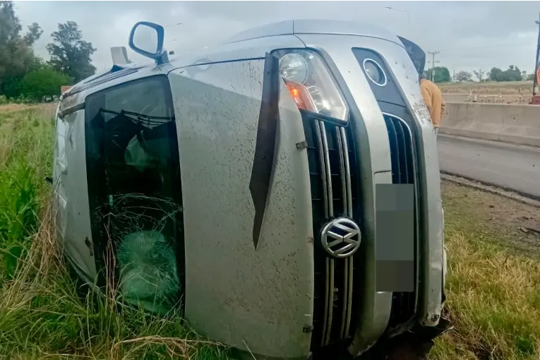 Una camioneta volcó en la Ruta 18: el conductor de 78 años fue hospitalizado