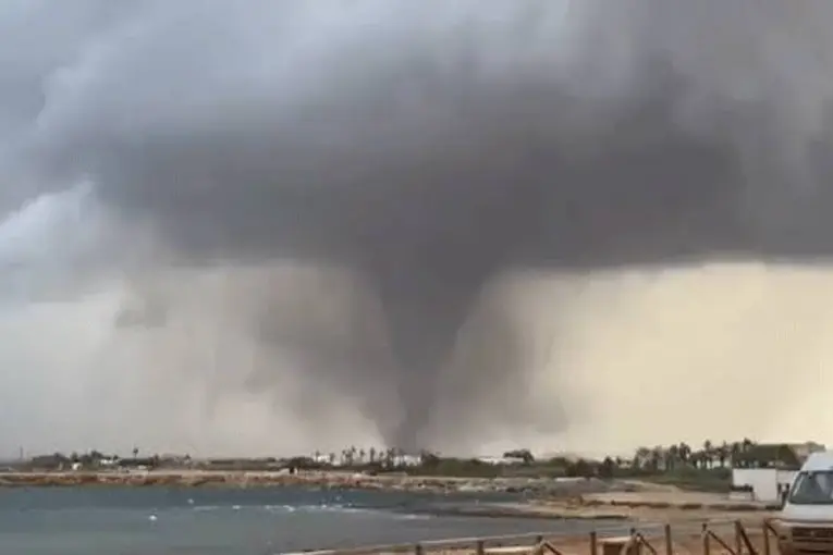 Video: dos tornados golpearon el sur de Italia y provocaron destrozos