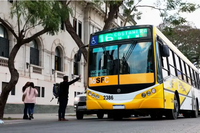 Los colectivos de Santa Fe tendrán nuevas tarifas: el boleto general superará los $2.300