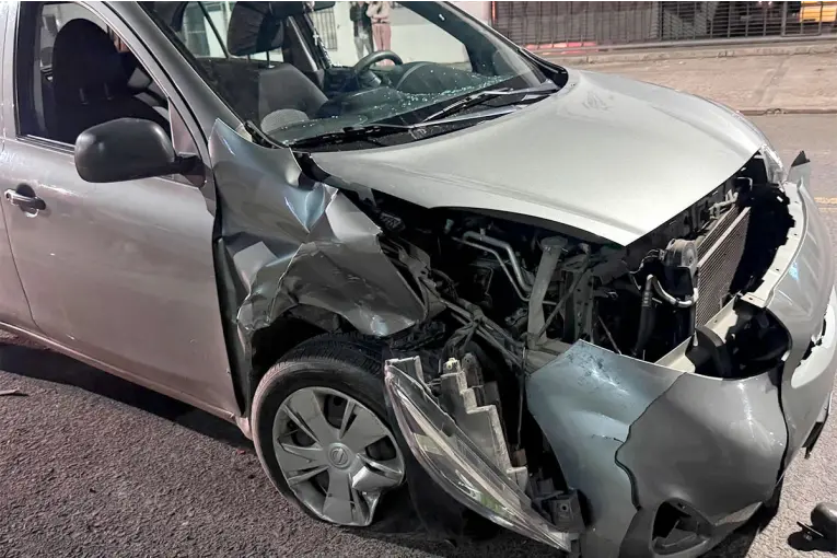Una mujer fue hospitalizada tras un choque entre dos autos en una avenida de Paraná