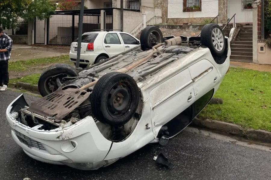 Choc&oacute; y volc&oacute; en Paran&aacute; con alcoholemia positiva (foto Polic&iacute;a de Entre R&iacute;os)