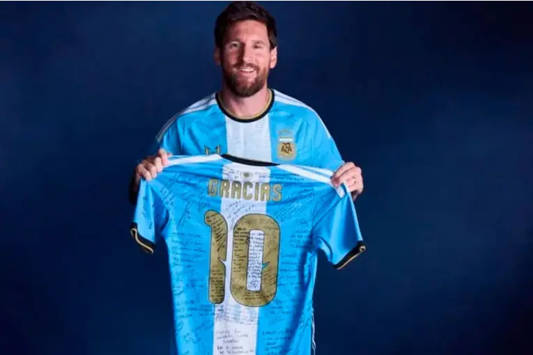 Messi recibió una camiseta con dedicatorias: qué le escribieron sus compañeros