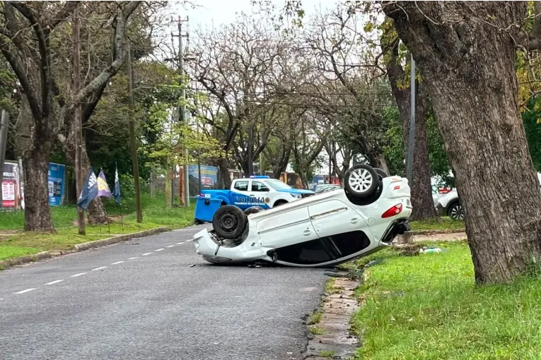 Un auto protagonizó un vuelco detrás de la cancha del Club Paraná