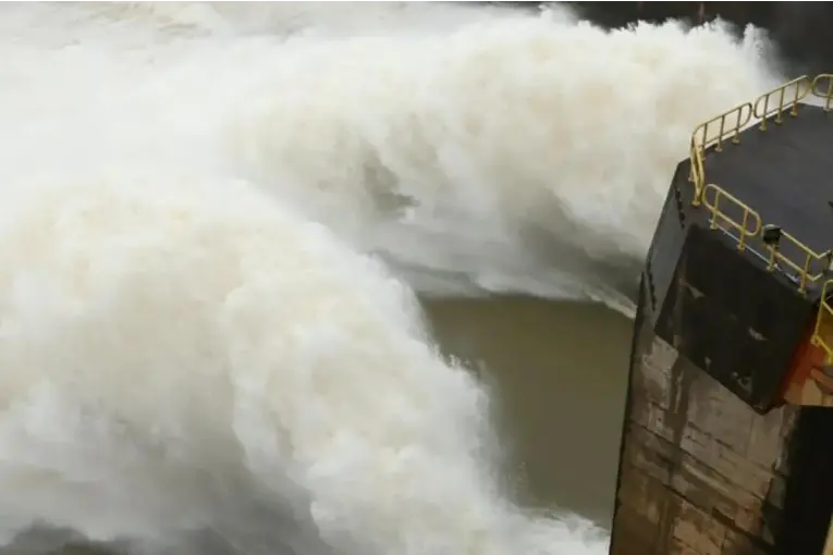 Tras la apertura del vertedero de Itaipú, las impresionantes imágenes y el efecto que traerá en el río Paraná