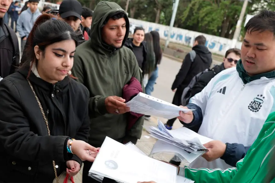 M&aacute;s de 10 cuadras de fila por 30 puestos de trabajo en Moreno (foto Francisco Loureiro - Clar&iacute;n)