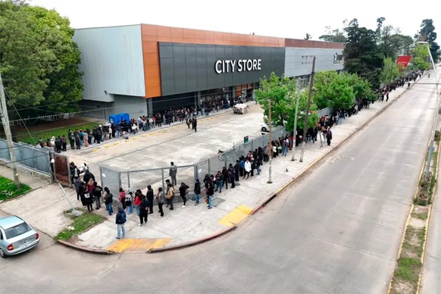M&aacute;s de 10 cuadras de fila por 30 puestos de trabajo en Moreno (foto Francisco Loureiro - Clar&iacute;n)