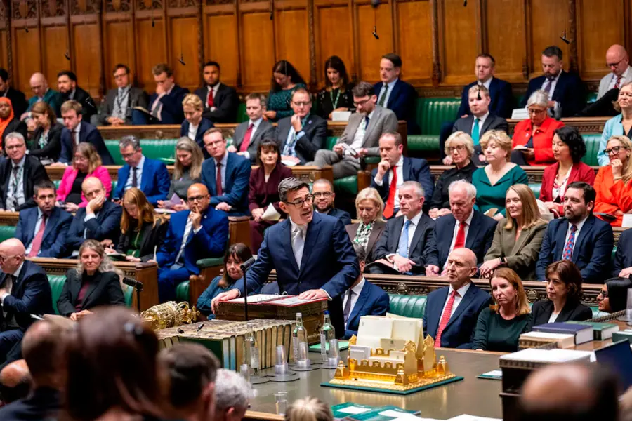 El primer ministro brit&aacute;nico, Andy Burnham, durante su intervenci&oacute;n ante la C&aacute;mara de los Comunes.