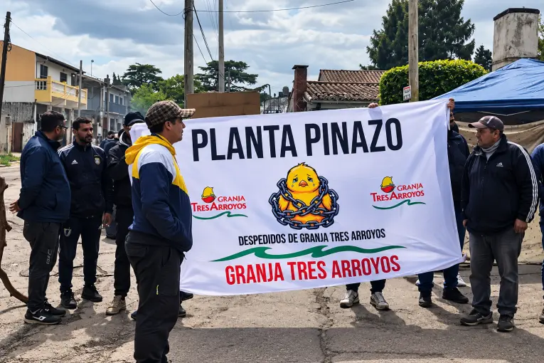 Granja Tres Arroyos de Pilar: denunciaron que les ofrecieron un cajón de pollos para levantar un bloqueo