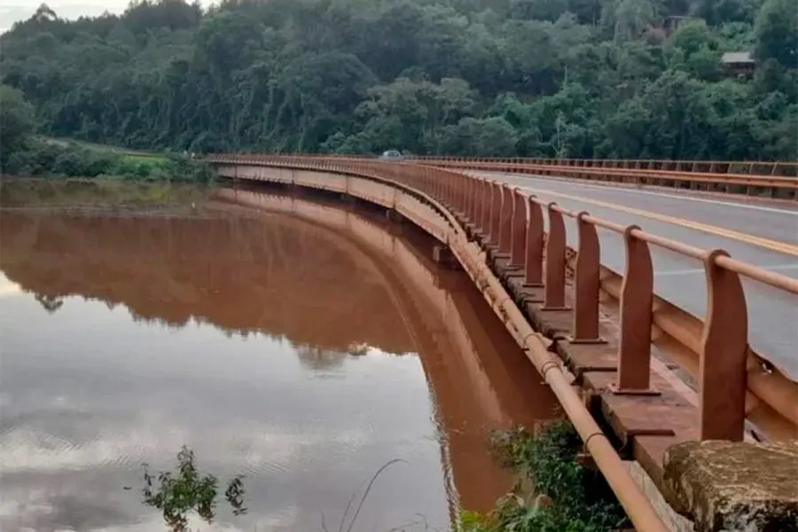 Puente "Banana" sobre el arroyo Piray Guaz&uacute;, minutos antes de su clausura (fuente Misiones online)