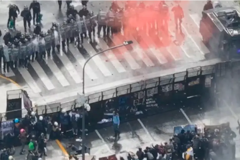 Incidentes en la Marcha Federal Universitaria en CABA: gases lacrimógenos, piedras y camiones hidrantes
