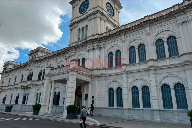 Investigan a dos empleados públicos por ausencias y les reclaman casi $58 millones