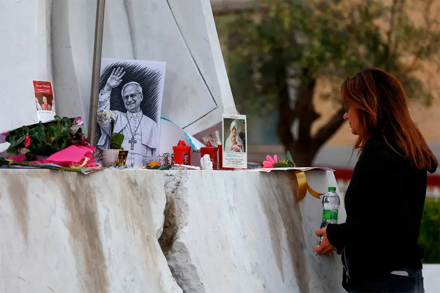 El papa Le&oacute;n XIV recibi&oacute; el alta tras su cirug&iacute;a de pulm&oacute;n (foto REUTERS)
