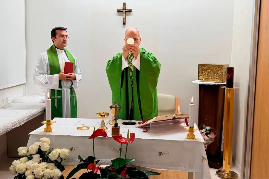 El Papa celebr&oacute; misa en el hospital (Vatican Media/Handout via REUTERS)