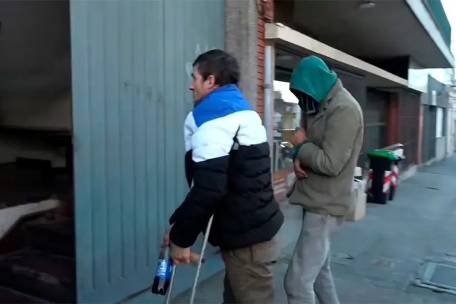 Uno de los imputados por el robo al Banco Rep&uacute;blica de Uruguay lleg&oacute; de muletas (Captura Telemundo/Canal 12)