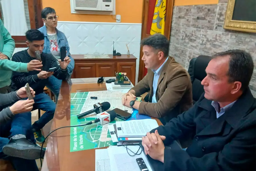El fiscal Iván Yedro y el jefe Departamental, Roberto Donda, brindaron una conferencia de prensa sobre el femicidio de Fabiana Bruselario (foto Lucio Robledo)