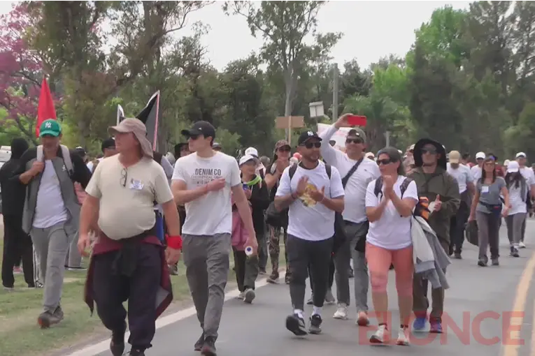 Peregrinos llegaron a Sauce Montrull tras caminar 62 kilómetros: emoción, abrazos y relatos de fe