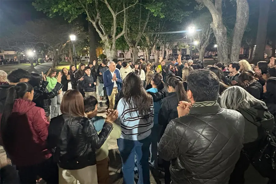 Momento de oraci&oacute;n junto a la familia de Nancy Godoy (foto Iglesia Portal del Cielo)