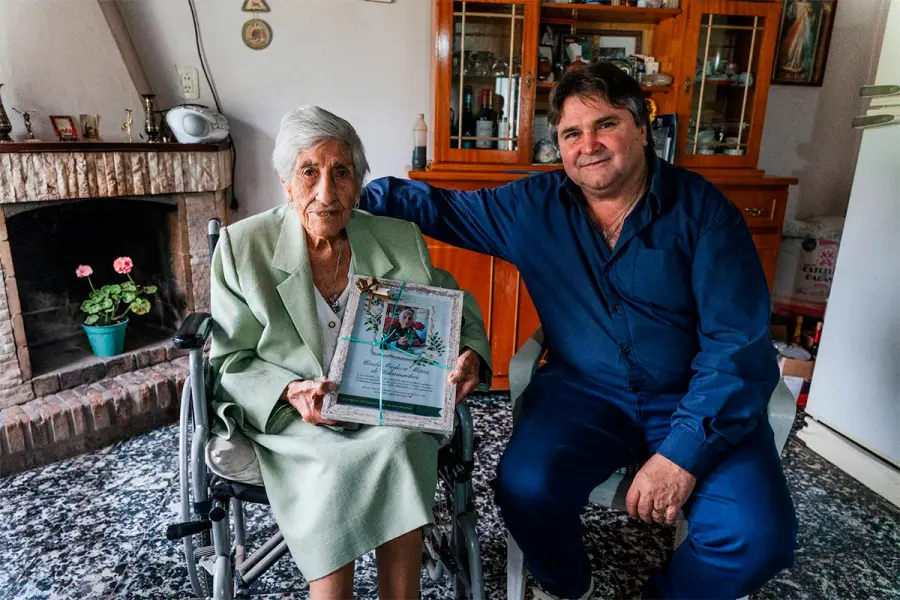 Reconocimiento a Cirila Mi&ntilde;os de Schumacher (foto Municipalidad de Bovril)