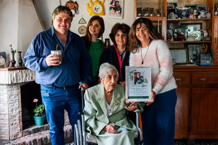 Reconocimiento a Cirila Mi&ntilde;os de Schumacher (foto Municipalidad de Bovril)