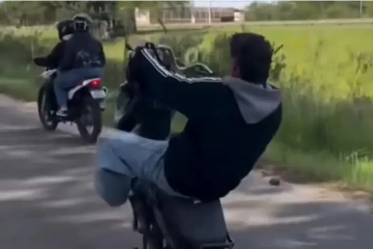 Se filmaron haciendo picadas en moto y circulando a contramano en plena avenida de Concordia: el video