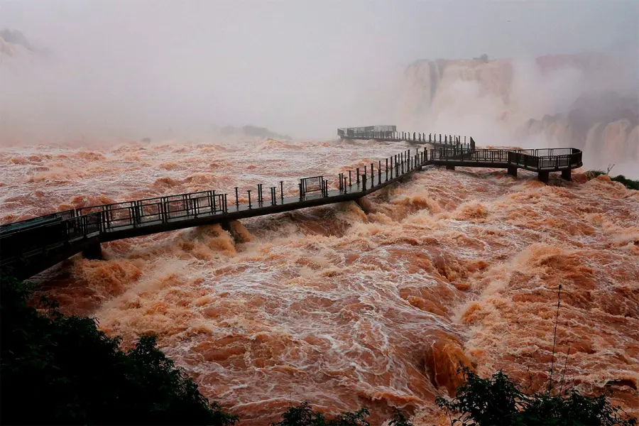 Cataratas del Iguaz&uacute;.-