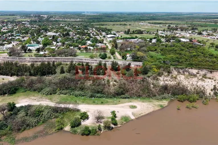 Imágenes de un dron muestran la crecida del río Paraná en Hernandarias: se acerca al nivel de alerta
