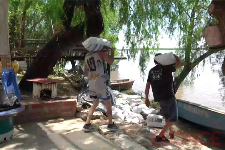 Preocupación en Bajada Grande por el avance del río: vecinos construyen defensas para proteger sus casas