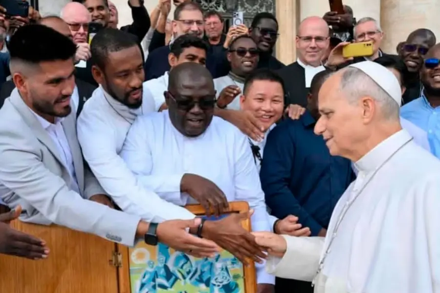 El Papa este mi&eacute;rcoles recibe el obsequio de la congregaci&oacute;n de la que participan dos religiososo argentinos.