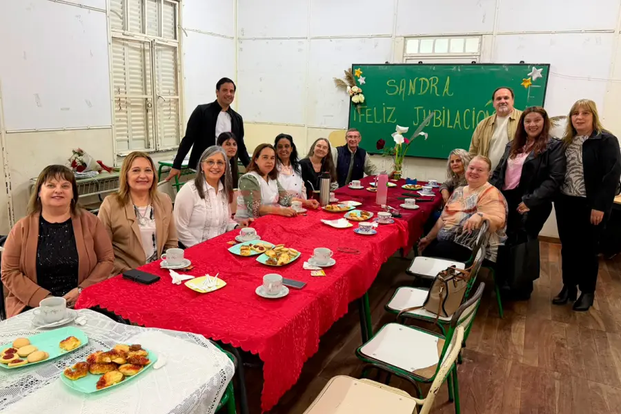 Una docente se jubil&oacute; y tuvo una emotiva despedida en Paran&aacute; (foto Elonce)