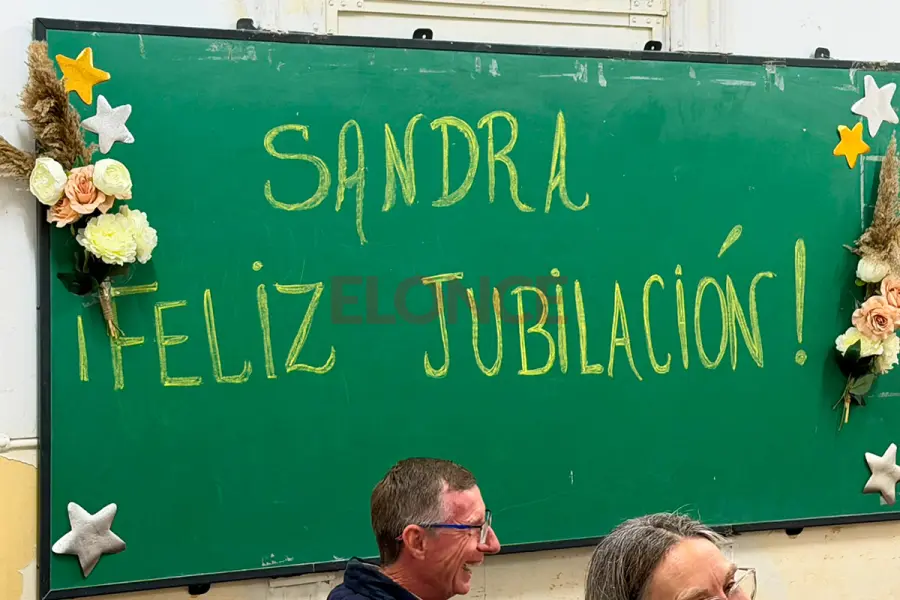 Una docente se jubil&oacute; y tuvo una emotiva despedida en Paran&aacute; (foto Elonce)