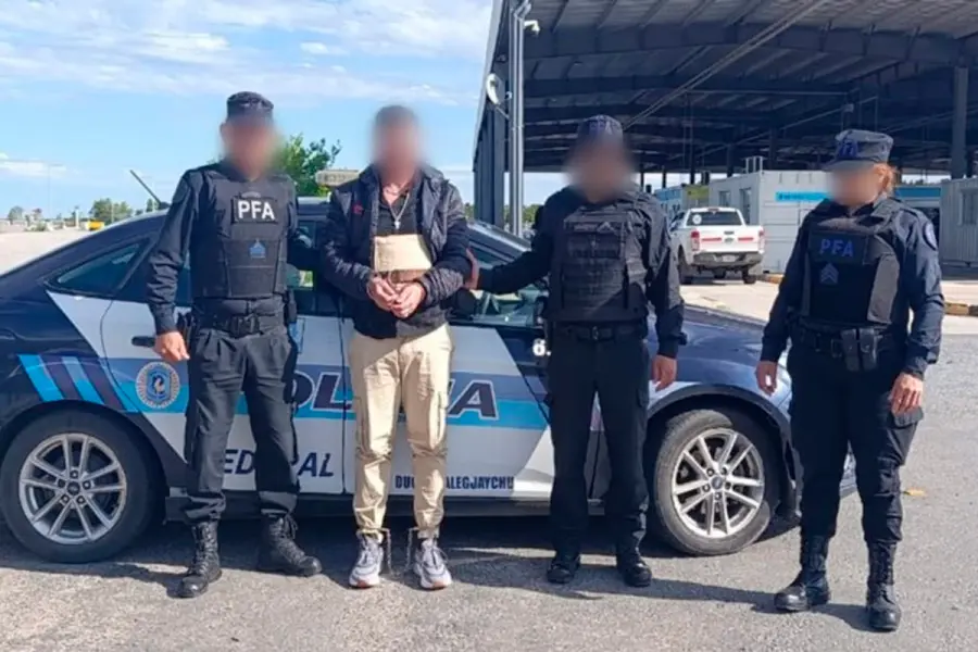 Extraditaron a Uruguay a un pr&oacute;fugo detenido en Concordia (foto Polic&iacute;a Federal Argentina)