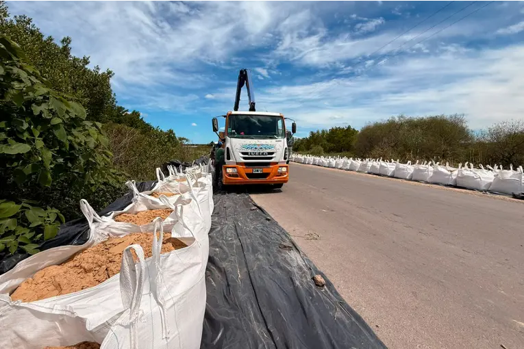 Ibicuy se prepara para la creciente del Paraná: asisten a familias, construyen defensas y trasladan hacienda