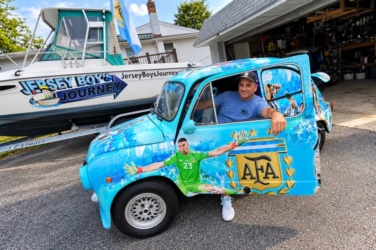 Vive hace más de 40 años en Nueva Jersey y pasea con "El Bosterito" y "El Argentito", dos Fiat 600 únicos