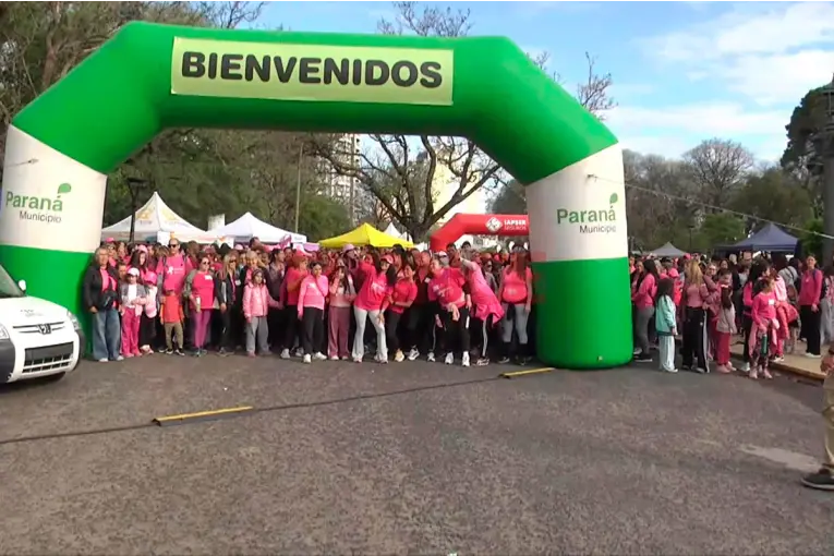 Una multitud participó de la 12ª Caminata Rosa en Paraná: historias de superación, prevención y solidaridad