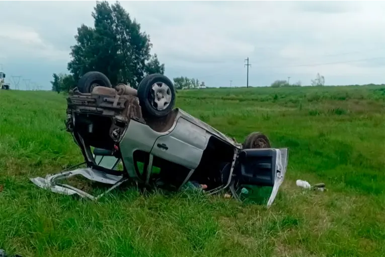 Regresaban del Mundial de Canotaje y sufrieron un vuelco en la Autovía 14: hay tres heridos