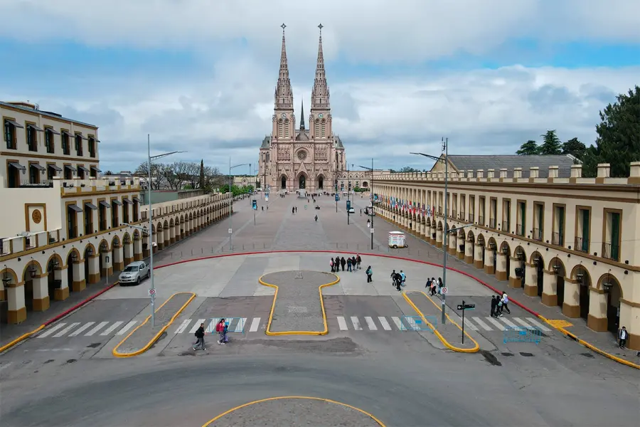 Las cercan&iacute;as a la bas&iacute;lica de Luj&aacute;n son muy demandadas por la visita del Papa (foto Ricardo Pristupluk / La Naci&oacute;n)
