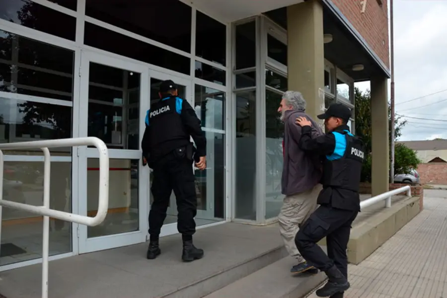 (El traslado del bioquímico detenido. Foto: Clarín).