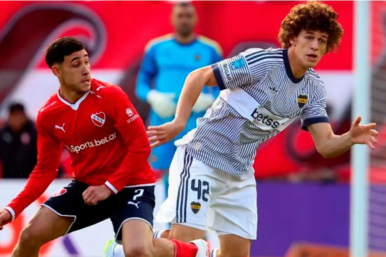 Boca venció a Independiente con un gol agónico de Herrera y llegó a la cima de la Tabla Anual