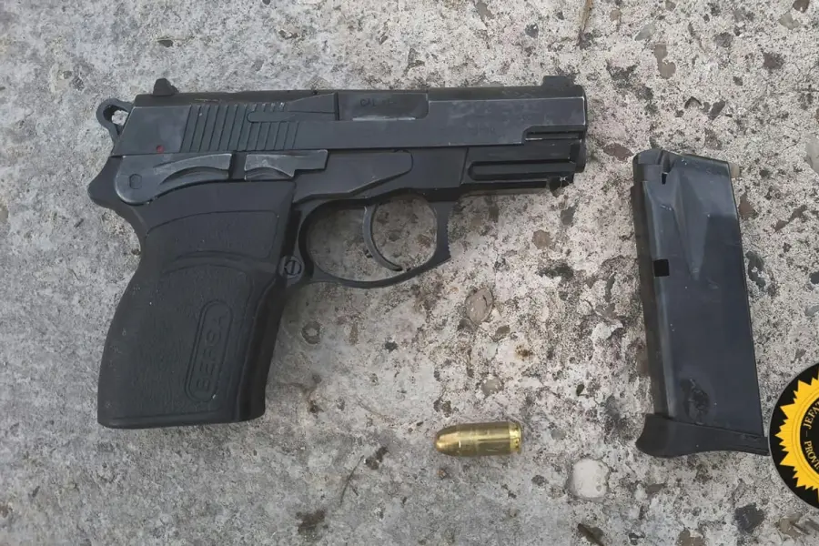 Las armas incautadas en barrio Macarone (foto Elonce)